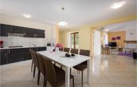Kuchnia lub aneks kuchenny w obiekcie Three-Bedroom Holiday Home In Kmacici