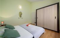 Łóżko lub łóżka w pokoju w obiekcie Three-Bedroom Holiday Home In Kmacici