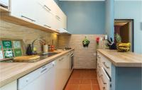 Kuchyňa alebo kuchynka v ubytovaní 2 Bedroom Awesome Apartment In Krasica
