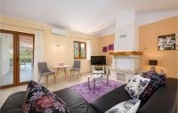 Telewizja i/lub zestaw kina domowego w obiekcie Three-Bedroom Holiday Home In Kmacici
