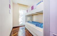 Posteľ alebo postele v izbe v ubytovaní Cozy Apartment In Crikvenica With Wifi