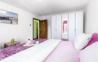 Postel nebo postele na pokoji v ubytování 4 Bedroom Cozy Home In Krizisce