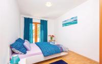 Postel nebo postele na pokoji v ubytování 4 Bedroom Cozy Home In Krizisce