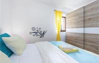 Postel nebo postele na pokoji v ubytování 4 Bedroom Cozy Home In Krizisce