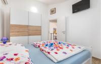 Posteľ alebo postele v izbe v ubytovaní 4 Bedroom Cozy Home In Fazana