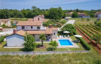 Basen w obiekcie Three-Bedroom Holiday Home In Kmacici lub w pobliżu