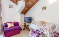Televízia a/alebo spoločenská miestnosť v ubytovaní Nice Apartment In Rab With Kitchen