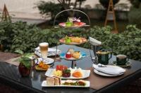 uma mesa com pratos de comida e chávenas de café em Inya Lake Hotel Yangon em Yangon