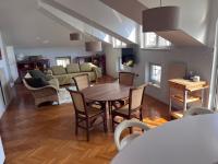 Posedenie v ubytovaní Penthouse And Piano Nobile PRKG WiFi Garden Near Beach Away From Roads
