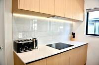 Brand New Close to CBD 3 Bed 3 Bath with Garageにあるキッチンまたは簡易キッチン