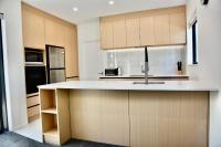 Brand New Close to CBD 3 Bed 3 Bath with Garageにあるキッチンまたは簡易キッチン