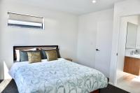 Brand New Close to CBD 3 Bed 3 Bath with Garageにあるベッド