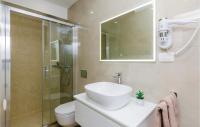 Kúpeľňa v ubytovaní Two-Bedroom Apartment In Mokosica