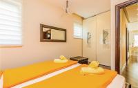 Posteľ alebo postele v izbe v ubytovaní Cozy Apartment In Crikvenica With Wifi