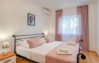 Łóżko lub łóżka w pokoju w obiekcie Apartment Prizba Bb Iv