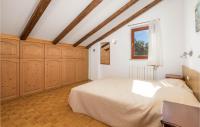 Posteľ alebo postele v izbe v ubytovaní 2 Bedroom Awesome Apartment In Lovran