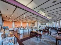 The Yuinchi Hotel Nanjo في نانجو: مطعم به طاولات وكراسي وكافتيريا