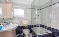 Kúpeľňa v ubytovaní 2 Bedroom Amazing Apartment In Drazice