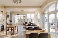 ZapsonВілла Край неба的一家有桌椅和窗户的餐厅