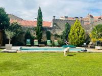 Basen w obiekcie Maison de charme de 280m2 avec piscine chauffée … lub w pobliżu