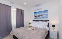 Posteľ alebo postele v izbe v ubytovaní Two-Bedroom Apartment In Mokosica
