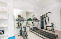 Fitness centrum a/nebo fitness zařízení v ubytování Cozy Home In Makarska With Jacuzzi