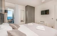 Postel nebo postele na pokoji v ubytování Cozy Home In Makarska With Jacuzzi