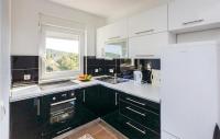 Kuchyňa alebo kuchynka v ubytovaní Two-Bedroom Apartment Saldun With Sea View 08