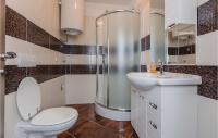 Kúpeľňa v ubytovaní Two-Bedroom Apartment Saldun With Sea View 08
