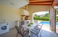 Basen w obiekcie Three-Bedroom Holiday Home In Kmacici lub w pobliżu