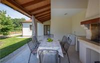 Patio lub wspólna przestrzeń na świeżym powietrzu w obiekcie Three-Bedroom Holiday Home In Kmacici