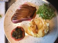 ein Teller mit Essen mit Fleisch und Gemüse darauf in der Unterkunft Les Tuileries de Chanteloup in La Roche-Chalais