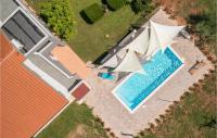 Bazén v ubytovaní 0-Bedroom Apartment In Porec alebo v jeho blízkosti