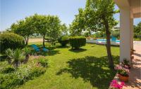 Bazén v ubytovaní 0-Bedroom Apartment In Porec alebo v jeho blízkosti