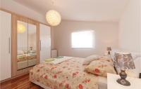 Posteľ alebo postele v izbe v ubytovaní Holiday Home Pakostane 12 With Outdoor Swimmingpool