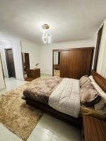 Postel nebo postele na pokoji v ubytování Elegant Ground-Floor Apt in SZ
