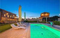 Bazén v ubytovaní Beautiful Apartment In Hr-52215 Vodnjan alebo v jeho blízkosti