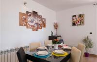 Posedenie v ubytovaní Beautiful Apartment In Hr-52215 Vodnjan