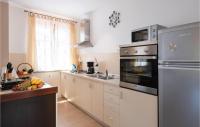 Kuchyňa alebo kuchynka v ubytovaní Beautiful Apartment In Hr-52215 Vodnjan
