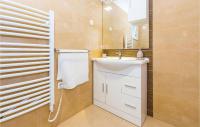 Kúpeľňa v ubytovaní Four-Bedroom Holiday Home In Sibenik