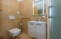 Kúpeľňa v ubytovaní Four-Bedroom Holiday Home In Sibenik