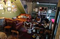 un salon avec un canapé et une chaise dans l'établissement Le Black Dog Pub, à Saint-Aignan