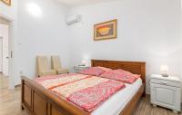 Posteľ alebo postele v izbe v ubytovaní 4 Bedroom Cozy Home In Fazana