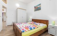 Posteľ alebo postele v izbe v ubytovaní 4 Bedroom Cozy Home In Fazana