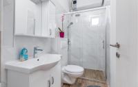Kúpeľňa v ubytovaní 4 Bedroom Cozy Home In Fazana