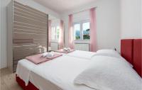 Posteľ alebo postele v izbe v ubytovaní Cozy Home In Rovanjska With Jacuzzi