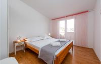 Posteľ alebo postele v izbe v ubytovaní Cozy Home In Rovanjska With Jacuzzi