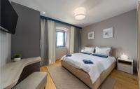 Posteľ alebo postele v izbe v ubytovaní Cozy Home In Omisalj With Sauna