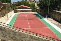 Tenis alebo squash v ubytovaní Paradise Art Hotel alebo jeho okolí