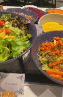 uma mesa com três tigelas de vegetais e uma salada em PORTO ALTO - Resort Porto De Galinhas em Porto de Galinhas